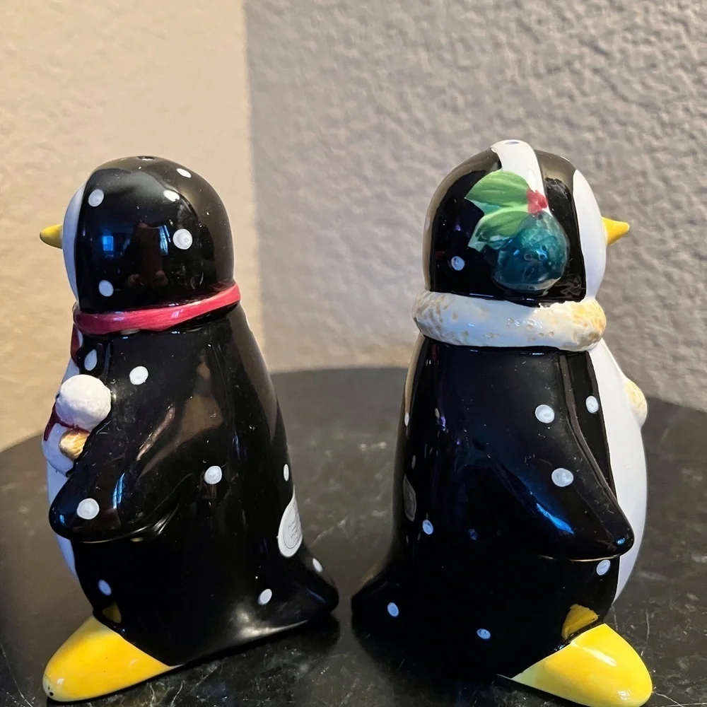 Salt an pepper shakers Penguins. Christmas decor